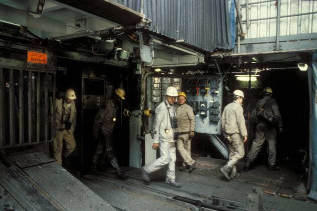 Bergarbeiter auf dem Weg in einen Schacht im Bergwerk Hugo in Gelsenkirchen-Buer