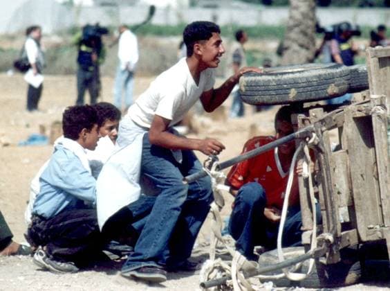 Palästinensische Jugendliche gehen in Deckung während eines Gefechtes mit der israelischen Armee in Deir al Balah - Gaza  gaz2000101850