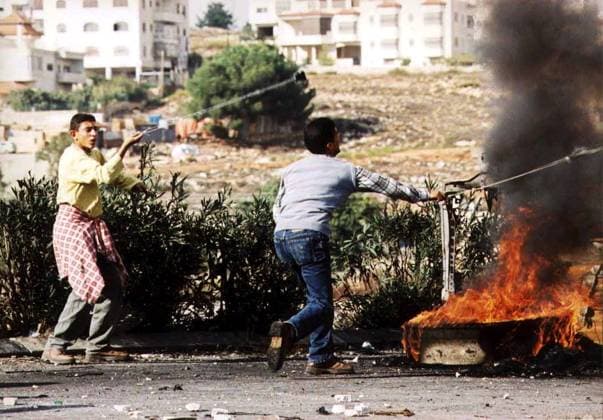 Palästinensische Jugendliche mit Schleudern während eines Straßenkampfes in Ramallah  ram2000102603