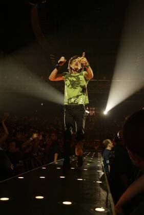 Sänger Mick Jagger (GBR The Rolling Stones) rockt die Bühne während eines Konzerts im SECC in Glasgow - 