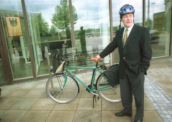 Bundesverkehrsminister Franz Müntefering (GER SPD) mit Fahrradhelm und Fahrrad anlässlich einer Pressekonferenz in Bonn