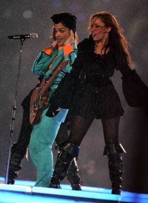 Sänger Prince (USA) mit einer Sängerin während eines Konzertes anlässlich des Super Bowls in Miami -  SBP20070204526