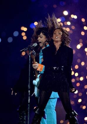 Sänger Prince (USA)mit einer Sängerin während eines Konzertes anlässlich des Super Bowls in Miami -  SBP20070204536