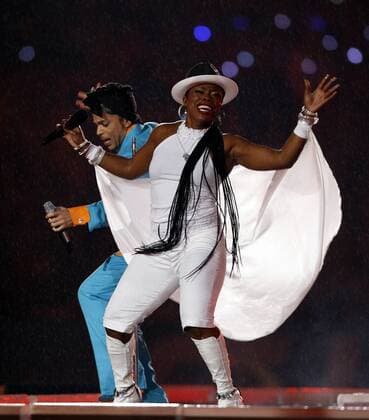 Sänger Prince (USA) mit einer Sängerin während eines Konzertes anlässlich des Super Bowls in Miami -  SBP20070204562
