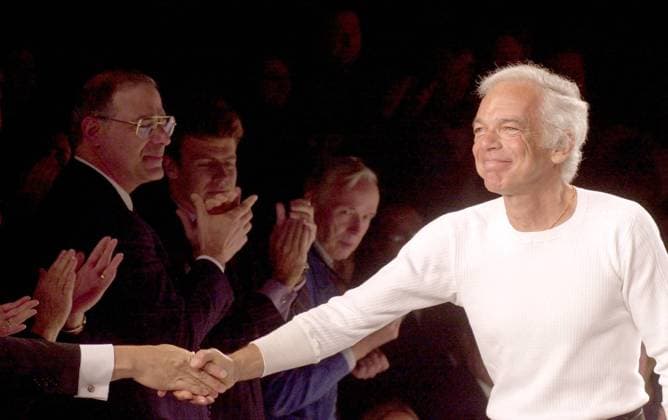 Modedesigner Ralph Lauren (re., USA) anlässlich der Präsentation seiner Frühjahrskollektion 2001 während einer Modenschau in New York -  (nyp2000092025)