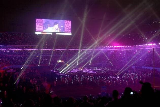 Lasershow im gut besuchten Dolphin Stadium während eines Konzerts von Sänger Prince (USA) in der Halbzeit des Super Bowl XLI in Miami -  (sbp20070204590)