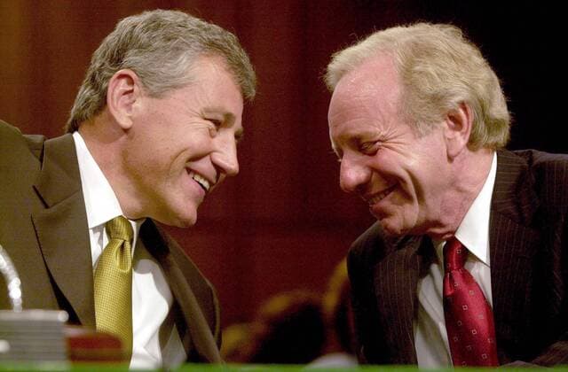Chuck Hagel (USA Republikaner Senator Nebraska) mit Joseph Lieberman (USA Demokraten Senator Connecticut) anlässlich einer Anhörung im Kongress in Washington D.C.  (wap2000091307)