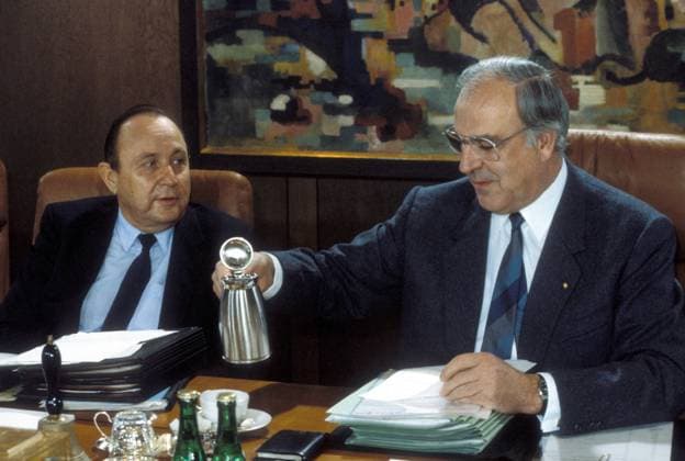 Hans-Dietrich Genscher (li., GER FDP Bundesaußenminister) mit Bundeskanzler Helmut Kohl (GER CDU) anlässlich einer Kabinettssitzung in Bonn