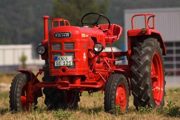 Historischer Fahr-Traktor D 180 H in Konstanz