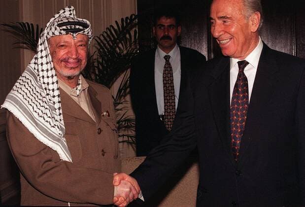 Präsident Jassir Arafat (li., PLE) und Shimon Peres (ISR Premierminister) in Washington DC -  (wap9604301220279)