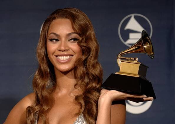 Sängerin Beyonce Knowles (USA) präsentiert stolz ihre Trophäe anlässlich der 49. Grammy Awards in Los Angeles -  (LAP2007021172)