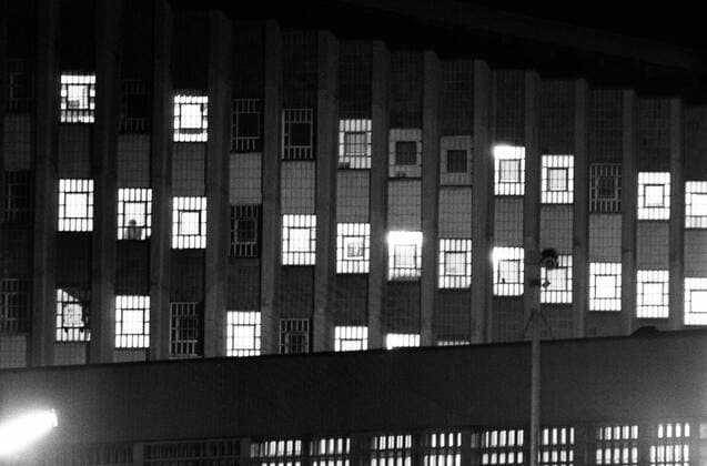 Erleuchtete Fenster der Justizvollzugsanstalt Stuttgart-Stammheim