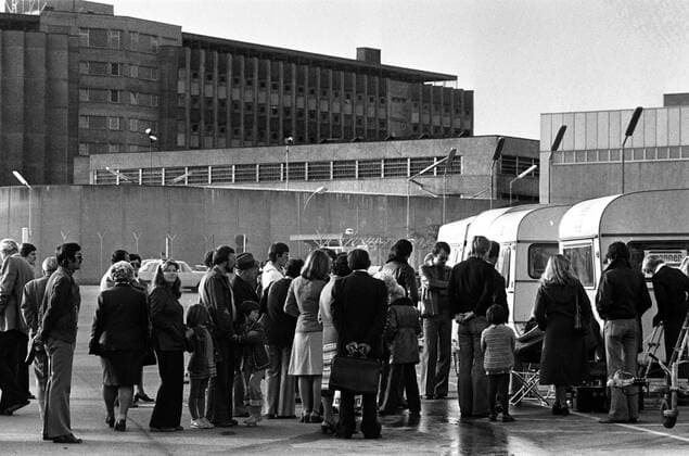 Anstehende Besucher vor der Justizvollzugsanstalt Stuttgart-Stammheim