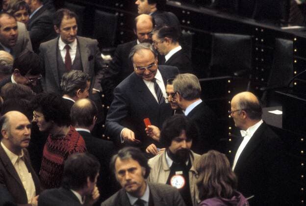 Bundeskanzler Helmut Kohl (Mitte, GER CDU) während der Abstimmung in Deutschen Bundestag in Bonn über die Stationierung von Pershing Raketen in Deutschland