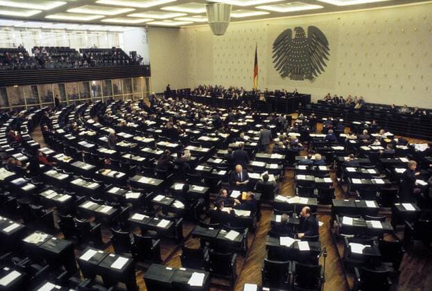 Abstimmung in Deutschen Bundestag in Bonn über die Stationierung von Pershing Raketen in Deutschland
