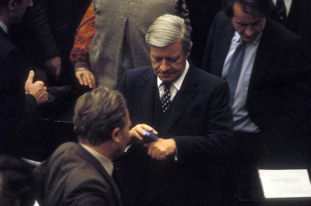 Helmut Schmidt (Mitte, GER SPD Herausgeber Die Zeit) während der Abstimmung im Deutschen Bundestag in Bonn über die Stationierung von Pershing Raketen in Deutschland