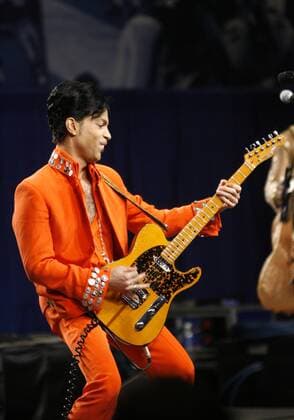 S?nger Prince (USA) w?hrend eines Konzerts im Rahmen des Super Bowl in Miami - (icon95218090)