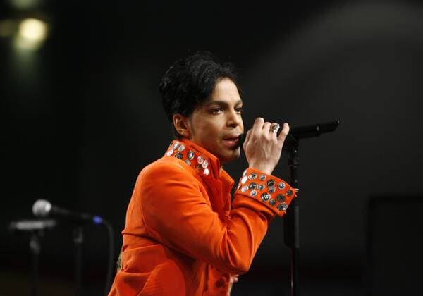 S?nger Prince (USA) w?hrend eines Konzerts im Rahmen des Super Bowl in Miami - (icon95218094)