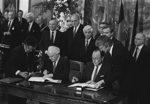 Präsident Michail Gorbatschow (re., URS), Bundesaußenminister Hans-Dietrich Genscher (re., GER FDP) und Außenminister Eduard Schewardnadse (URS) unterzeichnen den - Vertrag zur Deutschen Einheit - in Moskau, dahinter Bundeskanzler Helmut Kohl (Mitte, GER CDU) und Präsident Michail Gorbatschow (daneben li., URS)