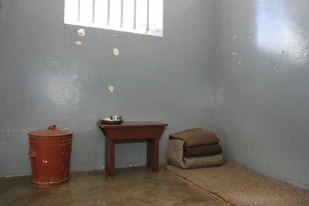 IMAGO History, Ende der Apartheid in Südafrika: 1990-1994 Zelle 5 auf der Gefängnisinsel Robben Island vor Kapstadt - 27 Jahre war Nelson Mandela hier eingesperrt