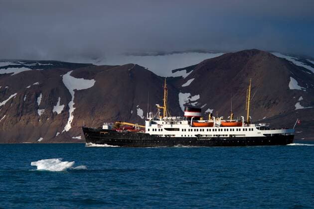 Passagierschiff - MS Nordstjernen - im Magdalenenfjord in Norwegen (iblgkf00107301)