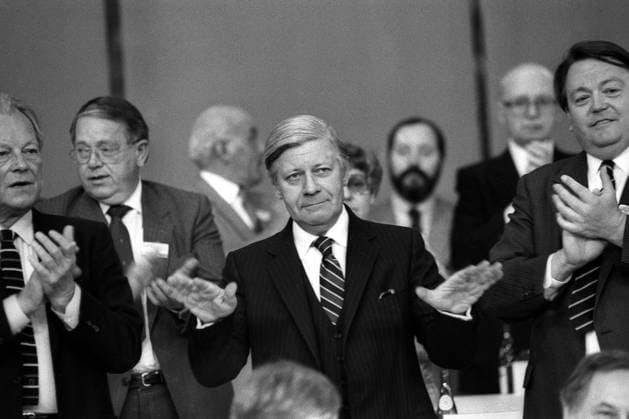 Bundeskanzler Helmut Schmidt (Mitte, GER SPD) und Willy Brandt (li., GER SPD Bundesvorsitzender) anlässlich des SPD Bundesparteitages in München