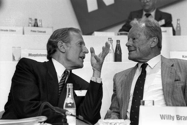 Willy Brandt (re., GER SPD Bundesvorsitzender) und Klaus von Dohnanyi (GER SPD Erster Bürgermeister Hamburg) anlässlich des SPD Bundesparteitages in Nürnberg