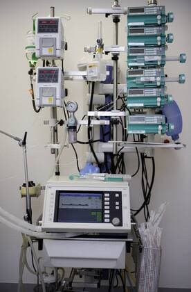 Beatmungsgerät auf der Intensivstation im Dominikus-Krankenhaus Düsseldorf