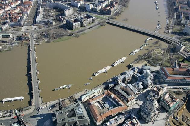IMAGO Nature: Unsere Erde, Klimawandel, Überschwemmungen Elbhochwasser - Elbe in Dresden führt Hochwasser - !ACHTUNG LUFTAUFNAHME! 100% HONORARAUFSCHLAG!