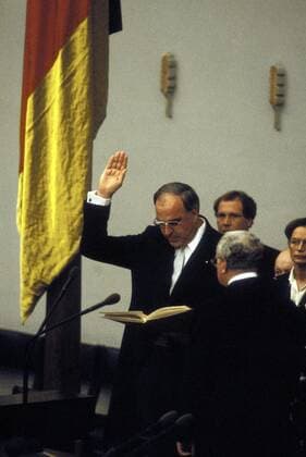 Bundeskanzler Helmut Kohl (GER CDU) wird als Bundeskanzler im Bundestag vereidigt in Bonn