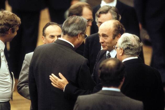 Bundeskanzler Helmut Kohl (GER CDU) wird von Otto Graf Lambsdorff (GER FDP Wirtschaftsminister) zu seiner Wahl zum Bundeskanzler beglückwünscht - Bonn