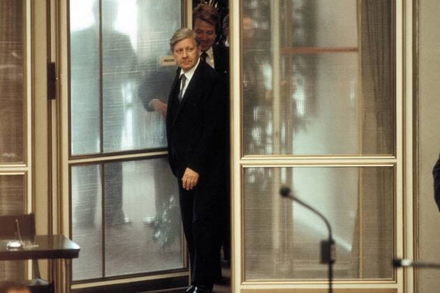Bundeskanzler Helmut Schmidt (GER SPD) betritt den Bundestag anlässlich einer Abstimmung über ein konstruktives Misstrauensvotum gegen ihn im Deutschen Bundestag in Bonn