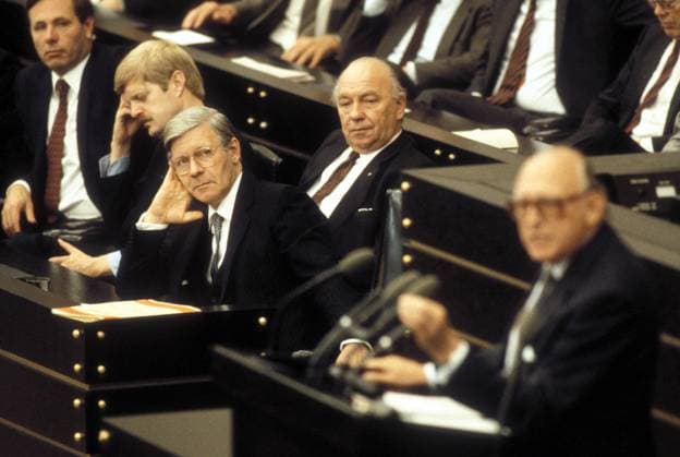 Bundeskanzler Helmut Schmidt (2.v.re., GER SPD) wohnt interessiert einer Rede von Wolfgang Mischnick (re., GER FDP Vorsitzender der Bundestagsfraktion) anlässlich einer Abstimmung über ein konstruktives Misstrauensvotum gegen ihn im Deutschen Bundestag in Bonn, li. daneben sein Stellvertreter Egon Franke und Finanzminister Manfred Lahnstein (beide GER SPD)