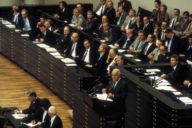 Wolfgang Mischnick (GER FDP Fraktionsvorsitzender) während seiner Rede anlässlich des konstruktiven Misstrauensvotums gegen die Regierung Schmidt im Bundestag in Bonn
