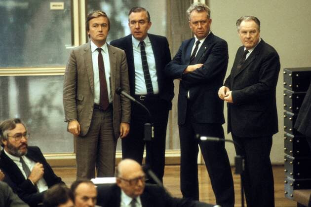Bauminister Dieter Haack (2.v.li., GER SPD), Bundesverteidigungsminister Hans Apel (2.v.re., GER SPD) und Bundesarbeitsminister Heinz Westphal (re., GER SPD) anlässlich der Abstimmung über ein konstruktives Misstrauensvotum gegen die Regierung Schmidt im Bundestag in Bonn