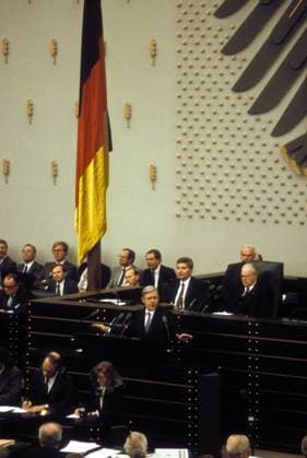 Bundeskanzler Helmut Schmidt (GER SPD) während seiner Rede über ein gegen ihn gestelltes konstruktives Misstrauensvotum im Bundestag in Bonn