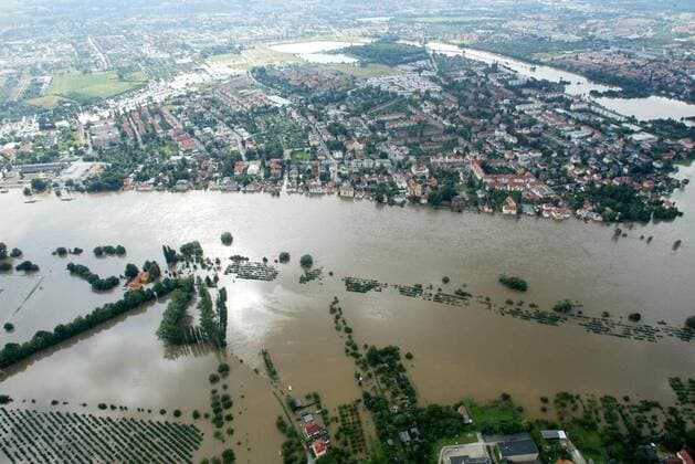 IMAGO Nature: Unsere Erde, Klimawandel, Überschwemmungen Dresdner Stadtteil Laubegast an der Elbe steht während der Jahrhundertflut unter Wasser !ACHTUNG LUFTAUFNAHME 100% HONORARAUFSCHLAG!