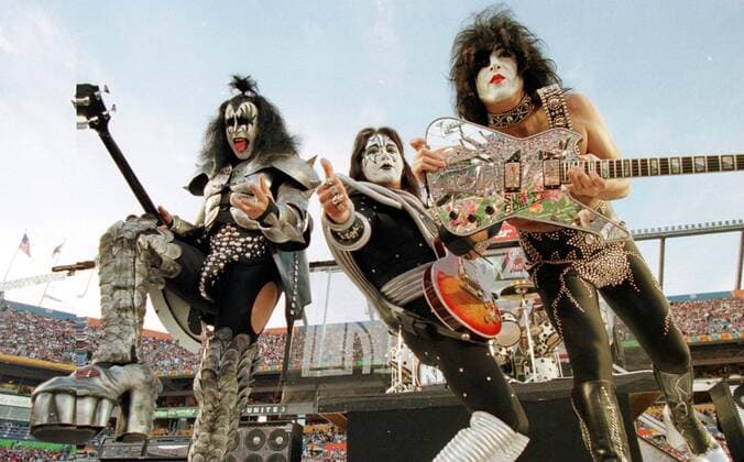 V.l.n.r.: Gitarristen Gene Simmons, Paul Stanley und Ace Frehley (alle USA Kiss) anlässlich eines Konzerts während des 33. Superbowls im Pro Player Stadium in Miami, Florida  (sbp99013126)