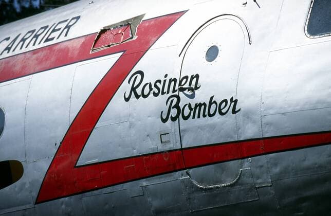 Rosinenbomber beim Denkmal für die Luftbrücke nach Berlin - Flughafen Frankfurt am Main