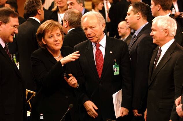 v.l.n.r. Franz Josef Jung (GER CDU Verteidigungsminister), Bundeskanzlerin Angela Merkel (GER CDU), Joseph Lieberman (USA Demokraten Senator Connecticut) und Robert Gates (USA Verteidigungsminister) anlässlich der Internationalen Sicherheitskonferenz in München