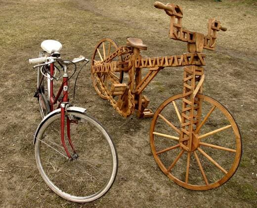 Herkömmliches Fahrrad und ein von Slawomir Weremkowicz hergestelltes hölzernes Fahrrad im Vergleich in Biala Podlaska  EN00132631003