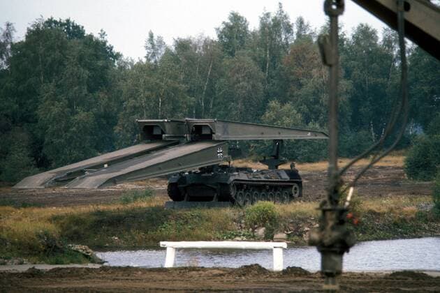 Brückenlegepanzer Biber der Deutschen Bundeswehr während eines Manövers