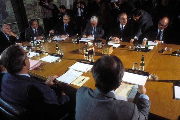 Bundeskanzler Helmut Kohl (hinten 2.v.re., GER CDU) mit seinem Kabinett während einer Sitzung in Bonn
