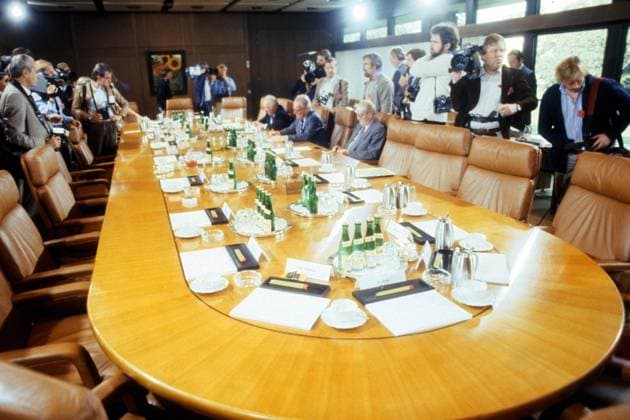 Bundeskanzler Willy Brandt (Mitte re., GER SPD) während einer Sitzung des Bundeskabinetts in Bonn