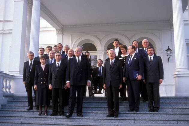 Kabinett Kohl IV (alle GER) - V.l.n.r.: Bundesinnenminister Rudolf Seiters (CDU), Bundesverkehrsminister Günther Krause (CDU), Bundesfrauenministerin Angela Merkel (CDU), Bundesbildungsminister Rainer Ortleb (FDP), Bundesarbeitsminister Norbert Blüm (CDU), Bundesjustizminister Klaus Kinkel (FDP), Bundesfinanzminister Theodor Waigel (CSU), Bundesumweltminister Klaus Töpfer (CDU), Bundespostminister Christian Schwarz-Schilling (CDU), Bundeslandwirtschaftsminister Ignaz Kiechle (CSU), Bundeskanzler Helmut Kohl (CDU), Bundesinnenminister Wolfgang Schäuble (CDU), Bundesfamilienministerin Hannelore Rönsch (CDU), Bundespräsident Richard von Weizsäcker (CDU), Bundesforschungsminister Heinz Riesenhuber (CDU), Bundesbauministerin Irmgard Adam-Schwätzer (FDP), Bundesaußenminister Hans-Dietrich Genscher (FDP), Carl-Dieter Spranger (CSU Bundesminister für Wirtschaftliche Zusammenarbeit), Bundesverteidigungsminister Gerhard Stoltenberg (CDU) und Bundeswirtschaftsminister Jürgen Möllemann (FDP)