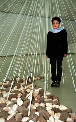Künstlerin Yoko Ono (JPN) während eines Pressetermins anlässlich ihrer Ausstellung - Have you Seen the Horizon Lately - in Jerusalem  JER99112507
