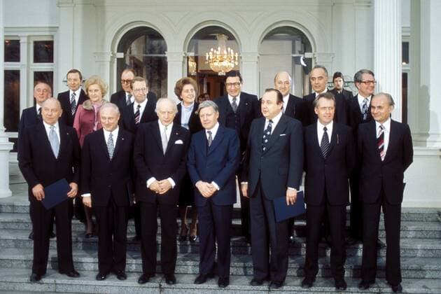 Kabinett Schmidt II mit Bundespräsident (alle GER) - V.l.n.r.: Bildungsminister Helmut Rohde (SPD), Egon Franke (SPD Bundesminister für Innerdeutsche Beziehungen), Bundesbauminister Karl Ravens (SPD), Gesundheitsministerin Antje Huber (SPD), Bundesverteidigungsminister Georg Leber (SPD), Landwirtschaftsminister Josef Ertl (FDP), Bundespostminister Kurt Gscheidle (SPD), Bundespräsident Walter Scheel (FDP), Marie Schlei (SPD Bundesministerin für Wirtschaftliche Zusammenarbeit), Bundeskanzler Helmut Schmidt (SPD), Bundesinnenminister Werner Maihofer (FDP), Bundesaußenminister Hans-Dietrich Genscher (FDP), Bundesarbeitsminister Herbert Ehrenberg (SPD), Bundeswirtschaftsminister Hans Friderichs (FDP), Bundesfinanzminister Hans Apel (SPD), Bundesjustizminister Hans-Jochen Vogel (SPD) und Bundesforschungsminister Hans Matthöfer (SPD)