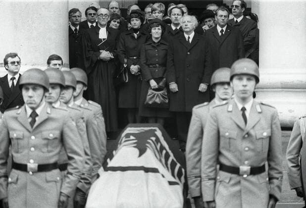 Inge Buback (hinten Mitte li., GER Witwe von Siegfried Buback) und Bundespräsident Walter Scheel (hinten Mitte re., GER FDP) während der Trauerfeier für Generalbundesanwalt Siegfried Buback (GER), dessen Fahrer Wolfgang Göbel (GER) und den Justizbeamten Georg Wurster (GER) mit militärischer Totenwache in Karlsruhe sechs Tage nach dem tödlichen Attentat der RAF