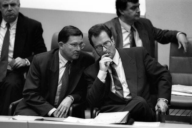 Bundesaußenminister Klaus Kinkel (re., GER FDP) und Carl-Dieter Spranger (GER CSU Bundesminister für wirtschaftliche Zusammenarbeit) während einer Haushaltsdebatte im Bundestag in Bonn