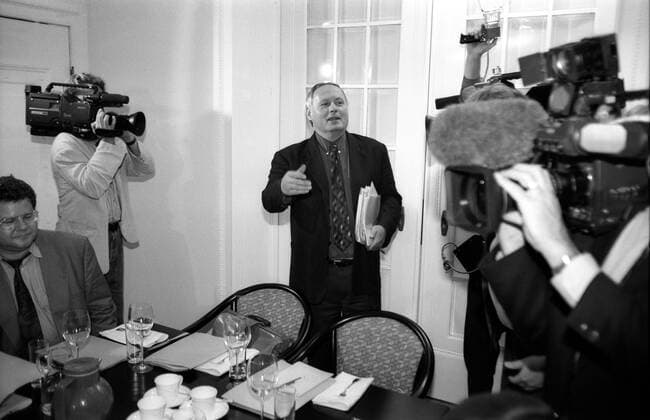 Oskar Lafontaine (Mitte, GER SPD Ministerpräsident Saarland) während eines Pressetermins in Bonn